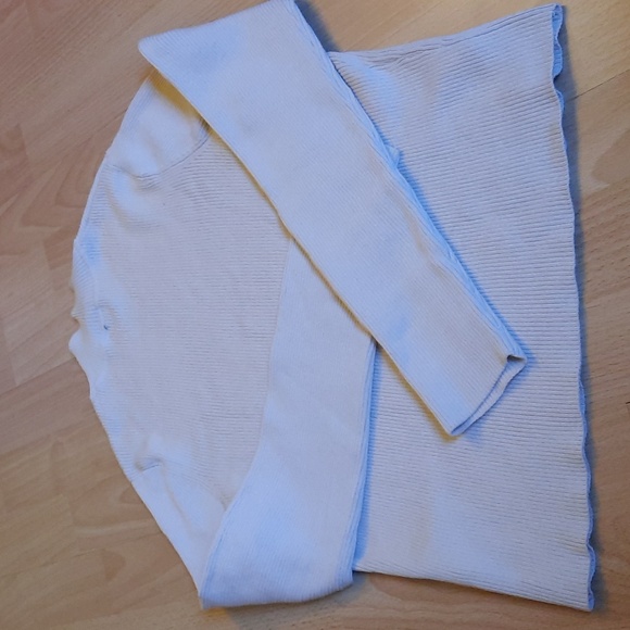 H&M ribbed turtleneck sweater 🤍 - Picture 6 of 7